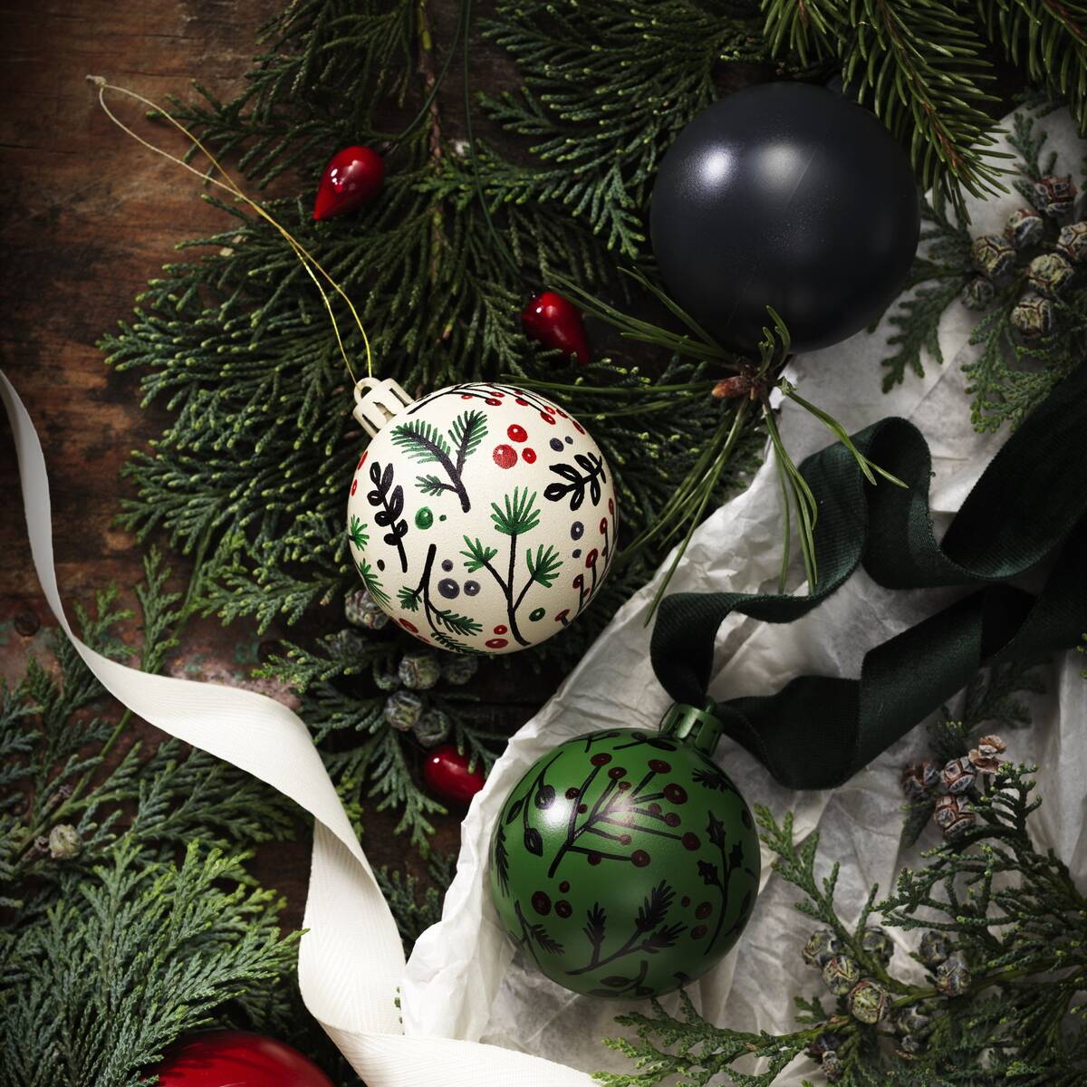 Kerstspecial: kerstballen beschilderen zondag 30 november 12.00-14.00 uur